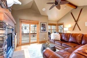 KBM Resorts Private Home Walk to Town and to Ski Access Hot Tub and Fire Pit PNF-860