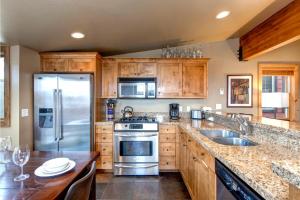 KBM Resorts Private Home Walk to Town and to Ski Access Hot Tub and Fire Pit PNF-860