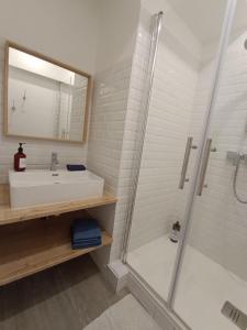 Cosylocation - Vue Théâtre AntiqueJardin de Cybèle