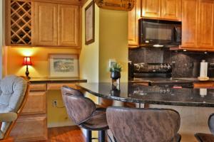 Behnke Family Retreat, Mountain View 1BR-1BA Condo at Mountain Green Resort, Ski Shuttle