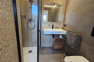 Acogedor Apartamento Moderno con Piscina en Nerja, Perfecto para una Escapada