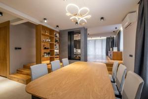 Luxurious House in an Exclusive Complex, Mount View