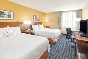 Queen Room with Two Queen Beds room in Fairfield Inn and Suites Chicago Lombard
