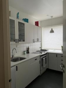 Central Apartment - 2 min to Station, Free Parking, Near Main Square