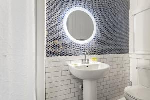 Steps to Crescent Beach 4BR2BA Sleeps 10