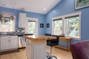 Back Alley Apartment, walk Downtown and Duke