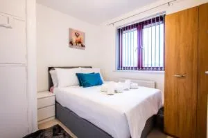 Suite 3 - Chic Room in Sheffield Sociable Home - Longley