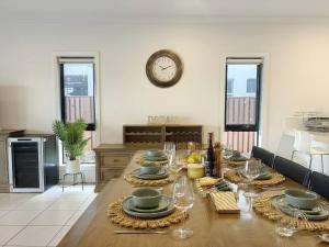 Scenic 5 Bed Riverview Classic and Relaxing Escape