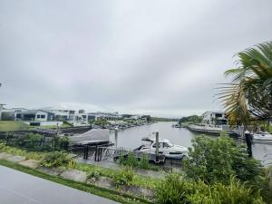 Scenic 5 Bed Riverview Classic and Relaxing Escape