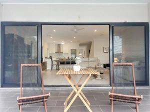 Scenic 5 Bed Riverview Classic and Relaxing Escape