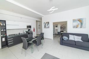 Luxury Seaview Apartment with Lift & Parking in Salerno City Center - Maison Dorotea