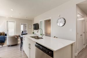 Inner City Apartment, Pet Friendly, Free Underground Parking