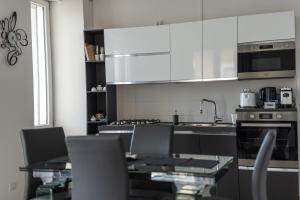 Luxury Seaview Apartment with Lift & Parking in Salerno City Center - Maison Dorotea