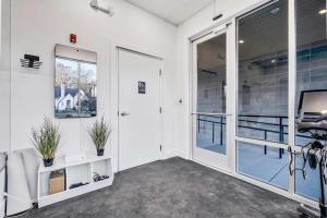 Rooftop Views Stylish Decor Nash Downtown Access