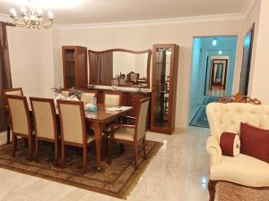 Luxurious 3 room hotel apartment just steps away from North 90th Street offering a perfect blend of comfort and convenience Ideal for families