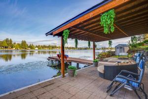 Lakefront Home with Fire Pit, Dock in Kent!