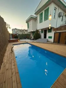 Yeşil Panjurlu Bahçeli Villa - Mustafakemalpaşa