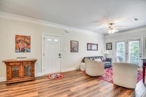 1 Mi to UGA Charming Athens Condo with Balconies!