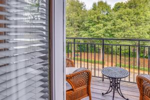 1 Mi to UGA Charming Athens Condo with Balconies!