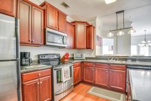 1 Mi to UGA Charming Athens Condo with Balconies!