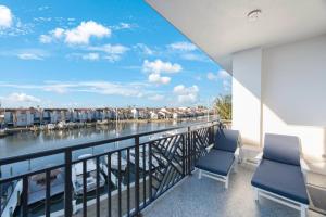 Luxury Waterfront Condo, Bay Views