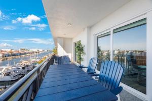 Luxury Waterfront Condo, Bay Views