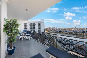 Luxury Waterfront Condo, Bay Views