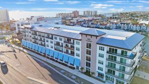 Luxury Waterfront Condo, Bay Views