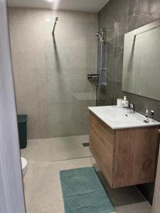 Free WiFi - 2 min walk to sea - Modern 2 BR Corner Ground Floor Apartment with large terrace balcony - Superb Location - Qawra