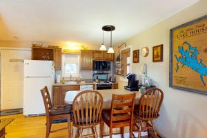 Misty Harbor Resort: Unit 208