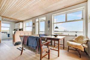 Exclusive Location At The Waters Edge