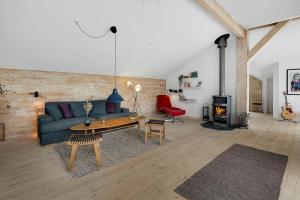 Scenic Summer House Near Quiet Lapping Waves