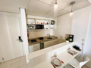 Flat em frente ao mar com piscina varanda e AC