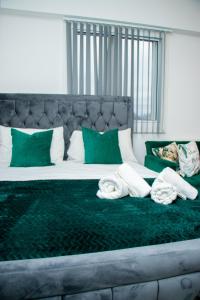 Modern 2 Bed Flat by Heathrow Airport, Free Parking