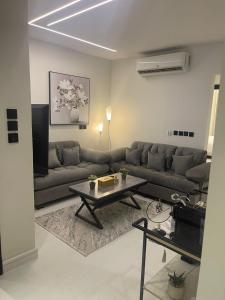 شقة أنيقة غرفتين نوم وصالة