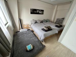 新大阪徒步30秒 Shinosaka Station 30s, Direct to Kansai Airport 關西空港直達, Universal Studio 16 mins, Umeda 6 mins, Kyoto 25 mins, Early Check in