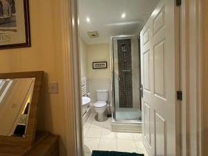 2 Bed Flat in Leatherhead With Free Parking