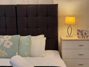 2 Bed Flat in Leatherhead With Free Parking - 米克勒姆