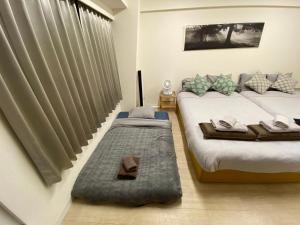 新大阪徒步30秒 Shinosaka Station 30s, Direct to Kansai Airport 關西空港直達, Universal Studio 16 mins, Umeda 6 mins, Kyoto 25 mins, Early Check in