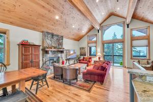 Spacious Tahoma Retreat with Hot Tub and Game Room