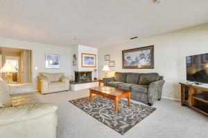 Lincoln City Condo Pool Access, Walk to Beach!
