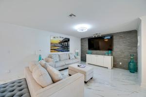 Pool and Spa Luxe Home in Naples!