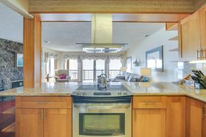 Lincoln City Oceanfront Condo, Near Lincoln Beach!