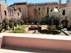 Roussos Place - Next To Splantzia Square - 2bd 2ba