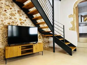 Roussos Place - Next To Splantzia Square - 2bd 2ba