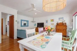 Bright & Breezy Beachside Unit in Scarborough - Perth