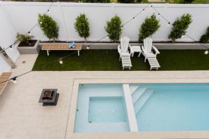 Hamptons in Torquay - 5 bath, Pool, Spa & Theatre!