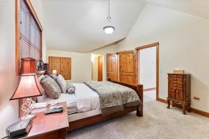 Cozy 3BR Keystone Escape with Fireplace and Hot Tub