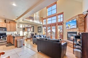 Cozy 3BR Keystone Escape with Fireplace and Hot Tub
