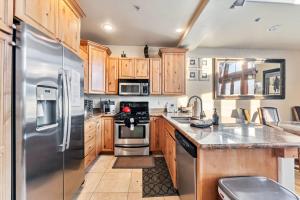 Cozy 3BR Keystone Escape with Fireplace and Hot Tub